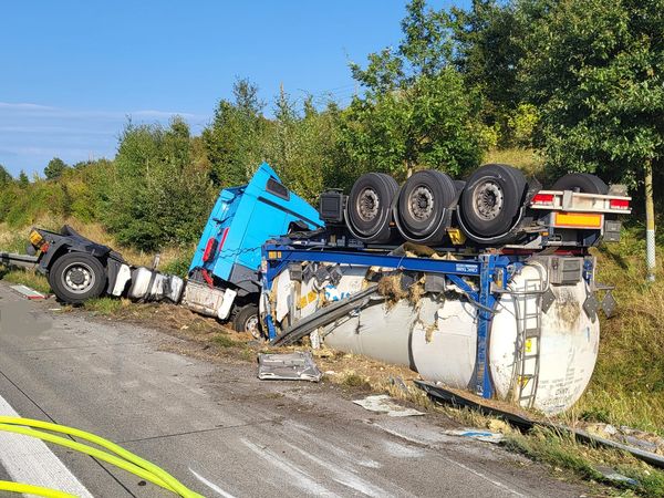 https://feuerwehr-merzenich.de/uploads/2024/08/24%20BAB%20Sattelauflieger/03.jpg