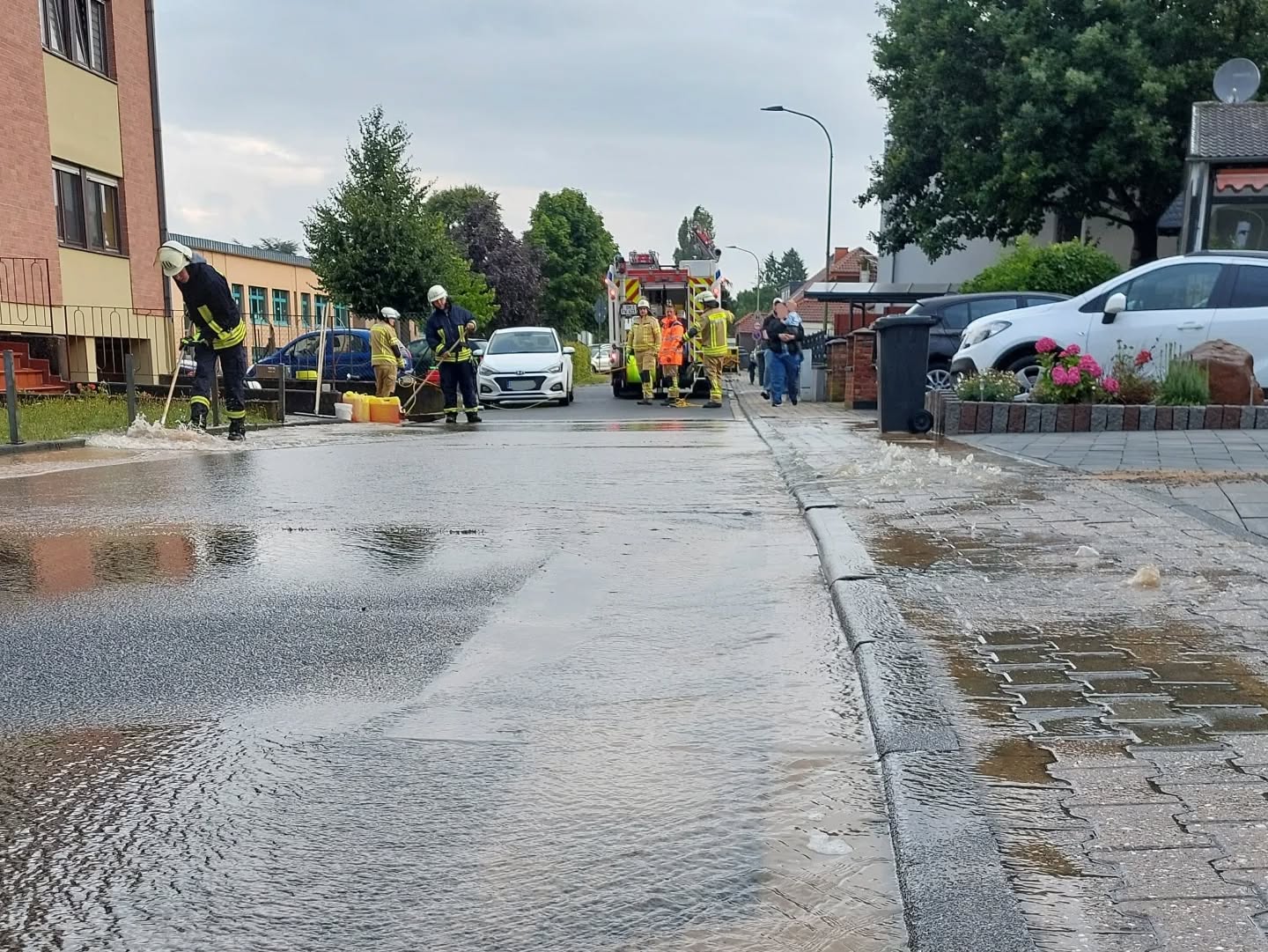 https://feuerwehr-merzenich.de/uploads/2025/07/07%20Rohrbruch%20Schulstr/01.jpg