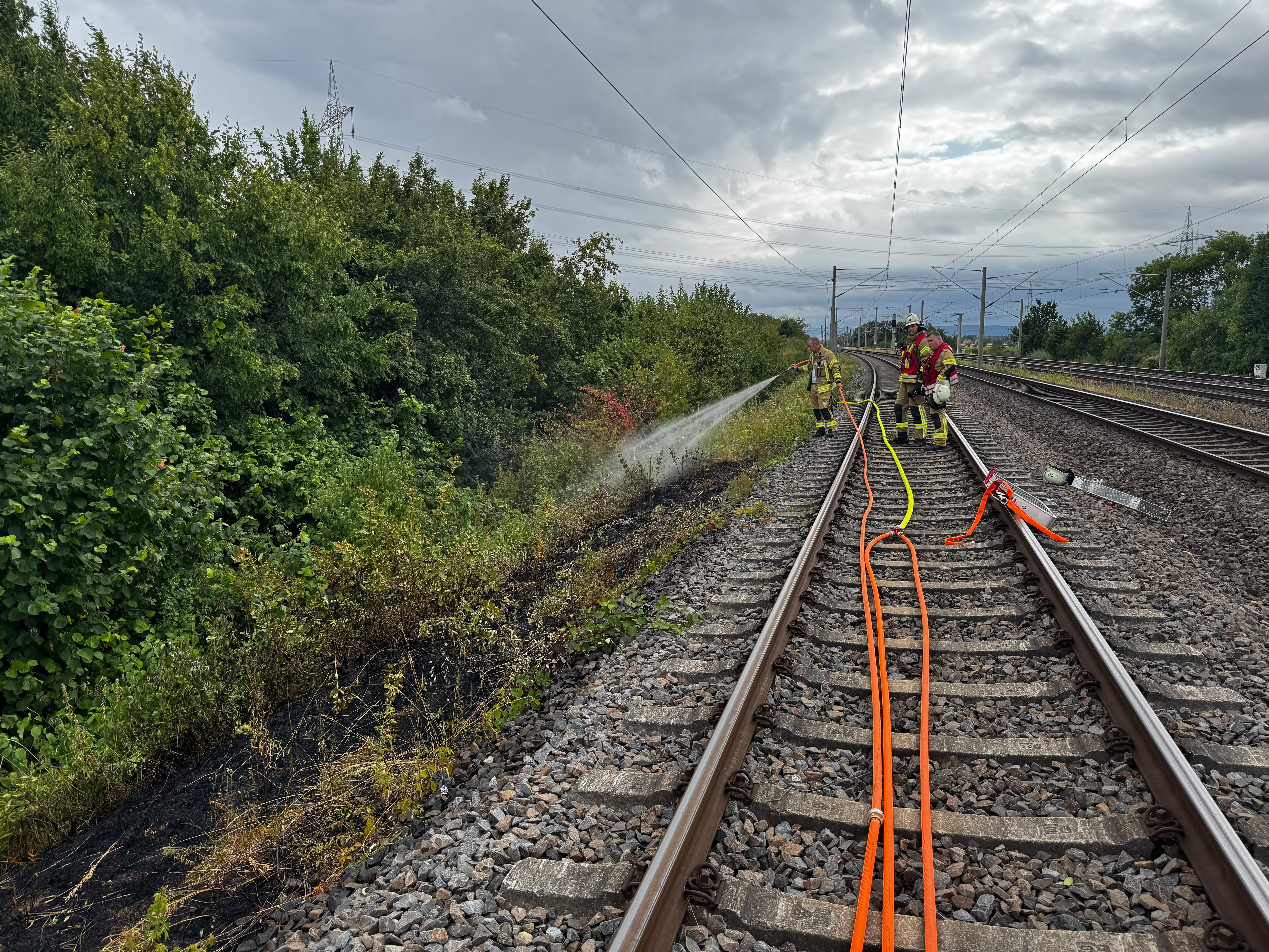 https://feuerwehr-merzenich.de/uploads/2026/07/26%20Bahnb%C3%B6schung/01.jpg