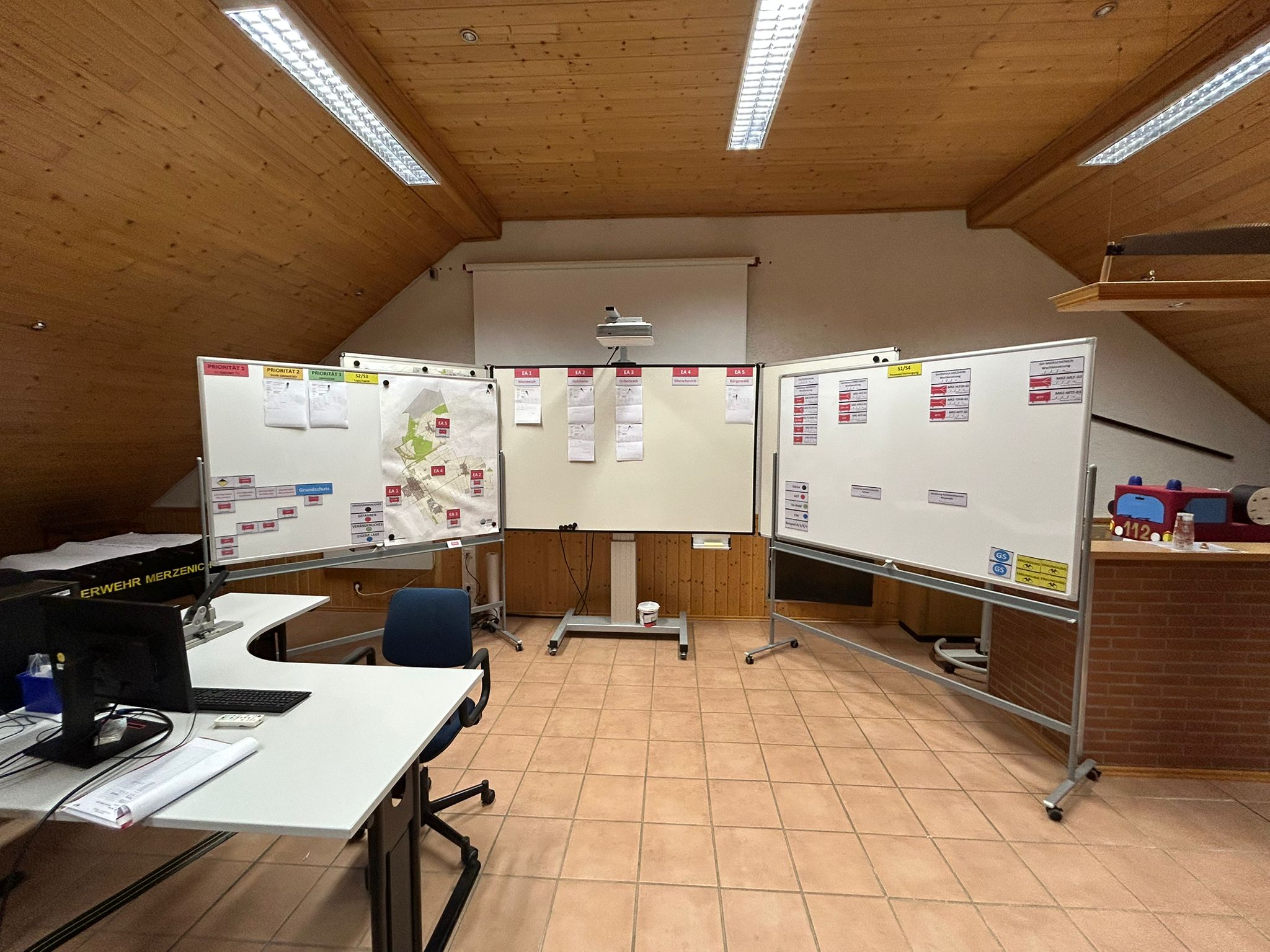 https://feuerwehr-merzenich.de/uploads/Aktuelles/2025/Einsatzzentrale/04.jpg