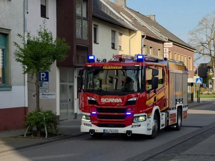 https://feuerwehr-merzenich.de/uploads/Beispielbilder/Auto/HLF%20Lindenstra%C3%9Fe.jpg