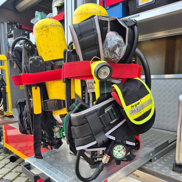 https://feuerwehr-merzenich.de/uploads/Beispielbilder/Auto/PA%20in%20Halterung.jpg