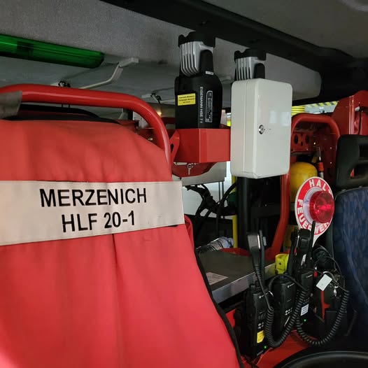 https://feuerwehr-merzenich.de/uploads/Beispielbilder/Auto/Weste%20HLF.jpg