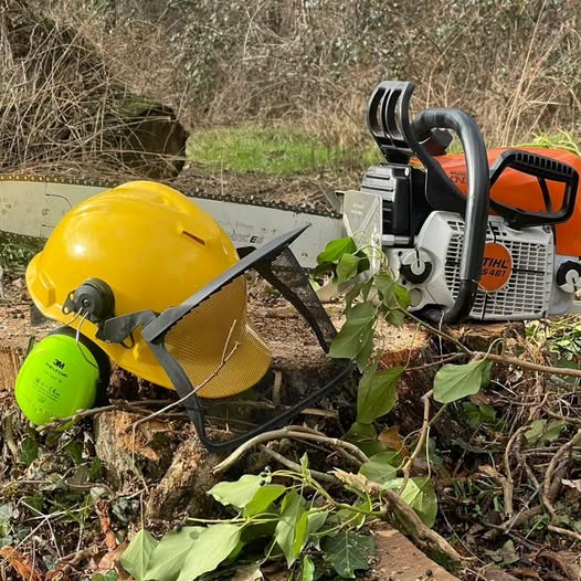 https://feuerwehr-merzenich.de/uploads/Beispielbilder/Motors%C3%A4ge/Motors%C3%A4ge_Helm.jpg